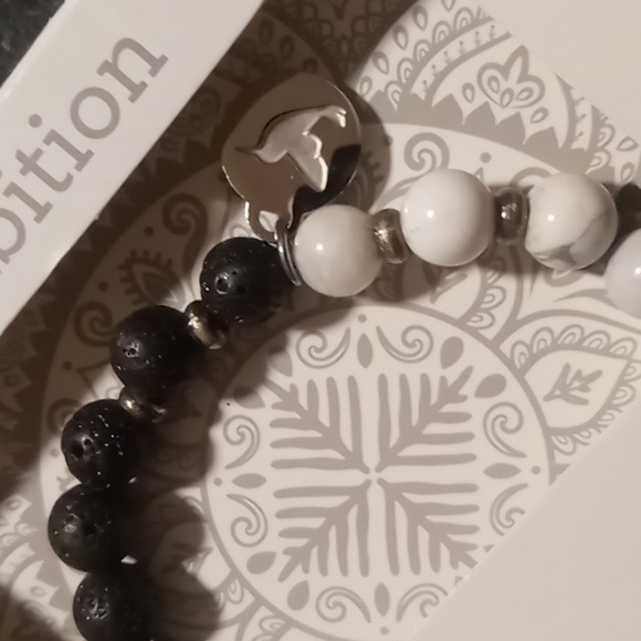 Howlite and lava rock essential oils bracelet .new in box - Picture 4 of 8